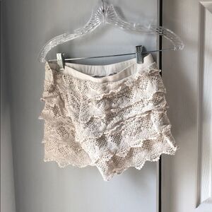 🍭6/$30 Mossimo white scalloped tiered elastic waist shorts XS